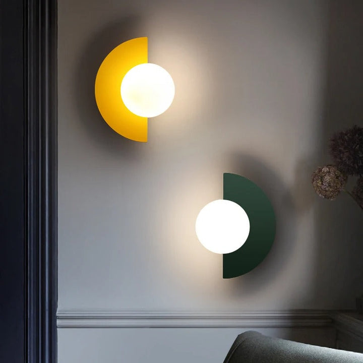 Aplique de Pared con Placa Semicircular y Pantalla Esférica Esmerilada