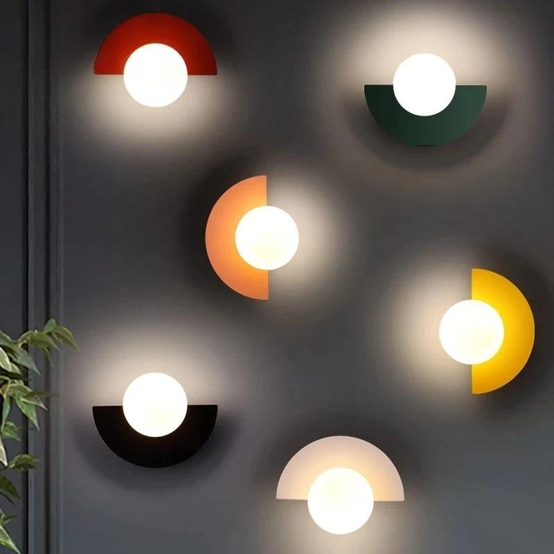 Aplique de Pared con Placa Semicircular y Pantalla Esférica Esmerilada