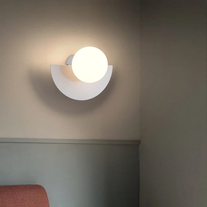 Aplique de Pared con Placa Semicircular y Pantalla Esférica Esmerilada