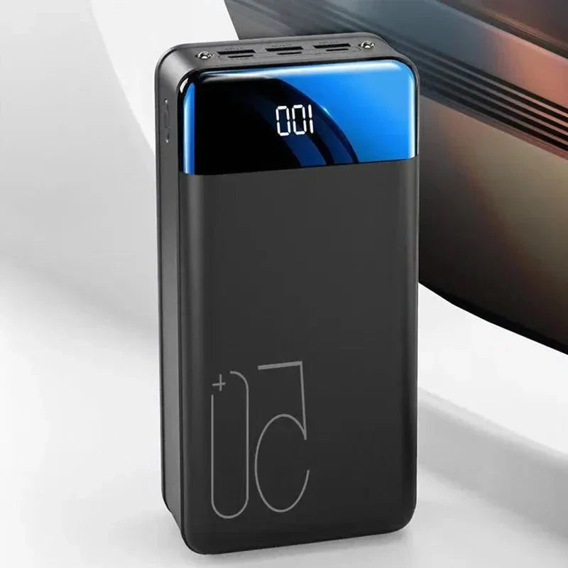 Batería Externa Portátil con Pantalla Digital y Tres Puertos USB