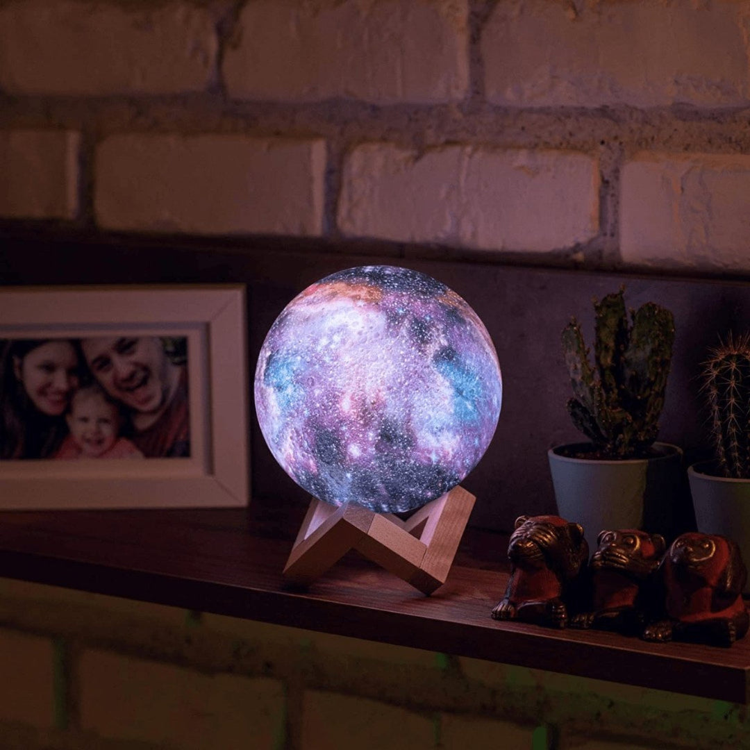 Lámpara LED de Noche con Diseño de Galaxia y Soporte de Madera