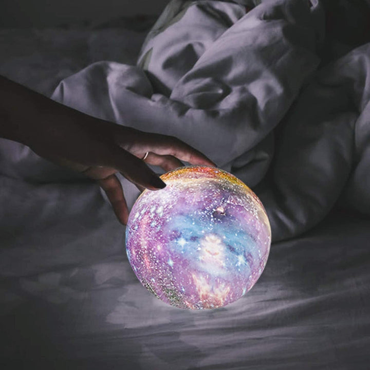 Lámpara LED de Noche con Diseño de Galaxia y Soporte de Madera