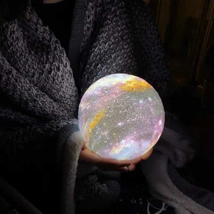 Lámpara LED de Noche con Diseño de Galaxia y Soporte de Madera