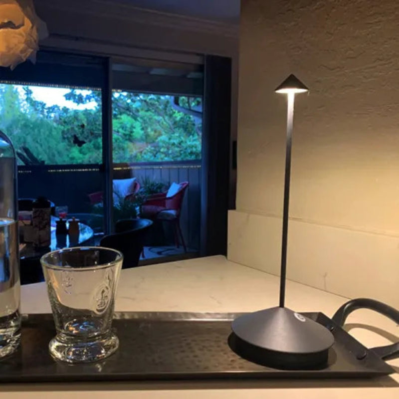 Lámpara de Mesa LED Inalámbrica con Varilla Delgada y Pantalla Cónica