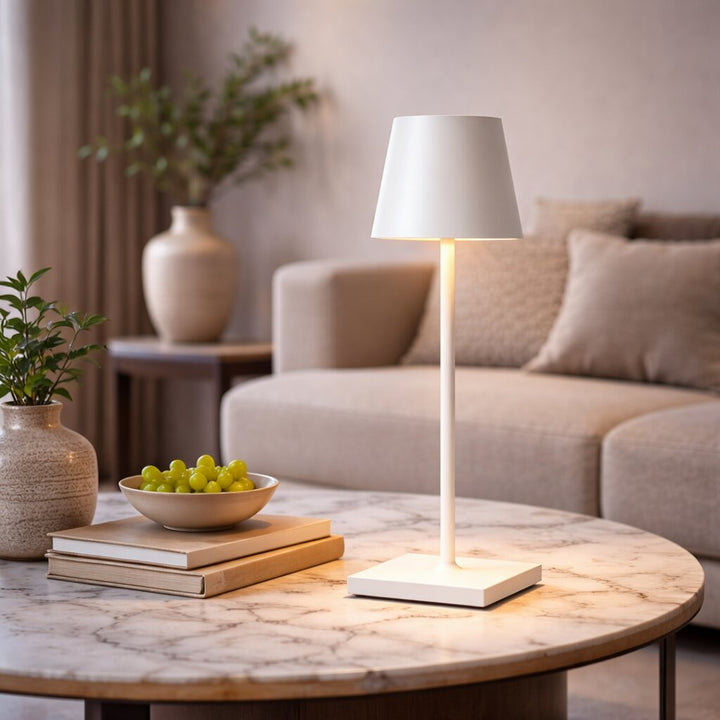 Lámpara de Mesa Recargable con Pantalla Cónica y Base Cuadrada