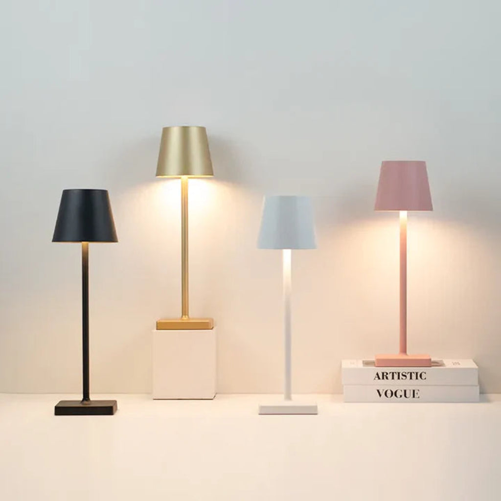 Lámpara de Mesa Recargable con Pantalla Cónica y Base Cuadrada