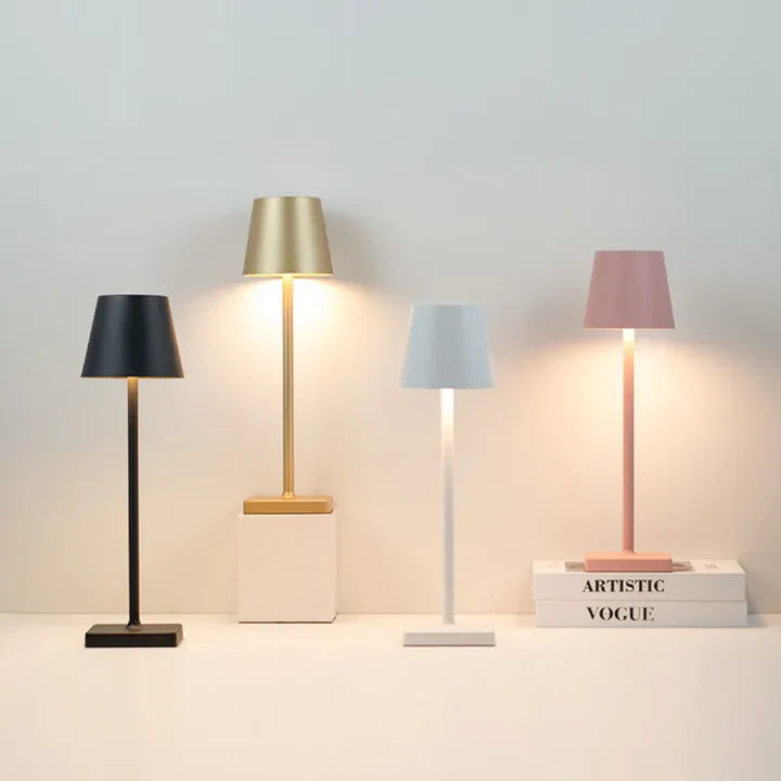 Lámpara de Mesa Recargable con Pantalla Cónica y Base Cuadrada