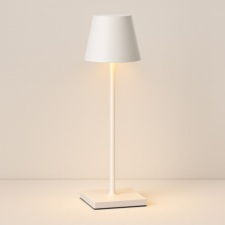 Lámpara de Mesa Recargable con Pantalla Cónica y Base Cuadrada
