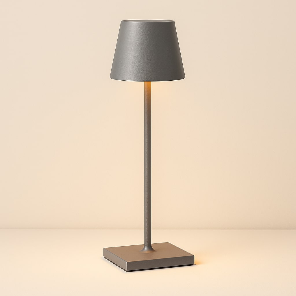 Lámpara de Mesa Recargable con Pantalla Cónica y Base Cuadrada