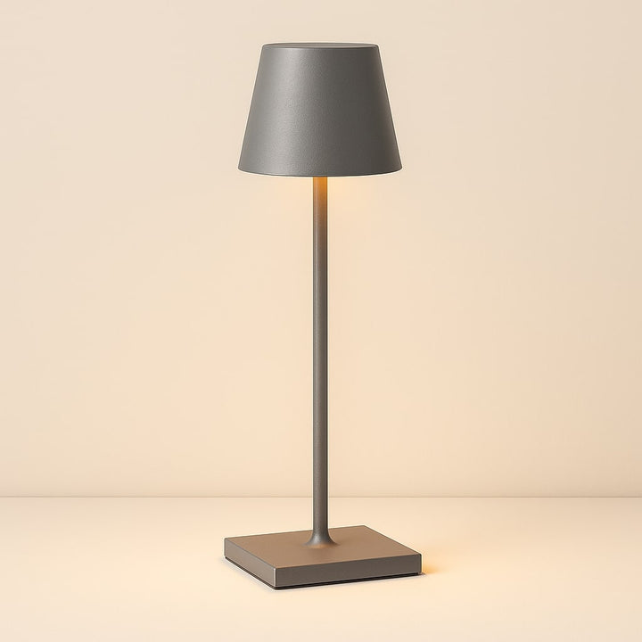 Lámpara de Mesa Recargable con Pantalla Cónica y Base Cuadrada