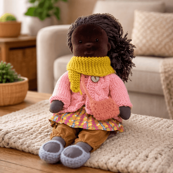 Muñeca de Tela con Gorro, Bufanda, Vestido y Cárdigan