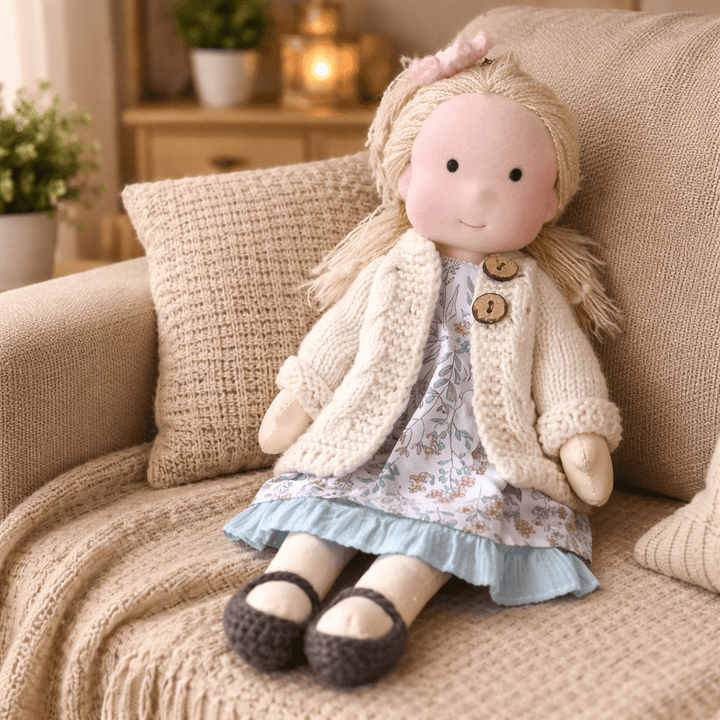 Muñeca de Tela con Gorro, Bufanda, Vestido y Cárdigan