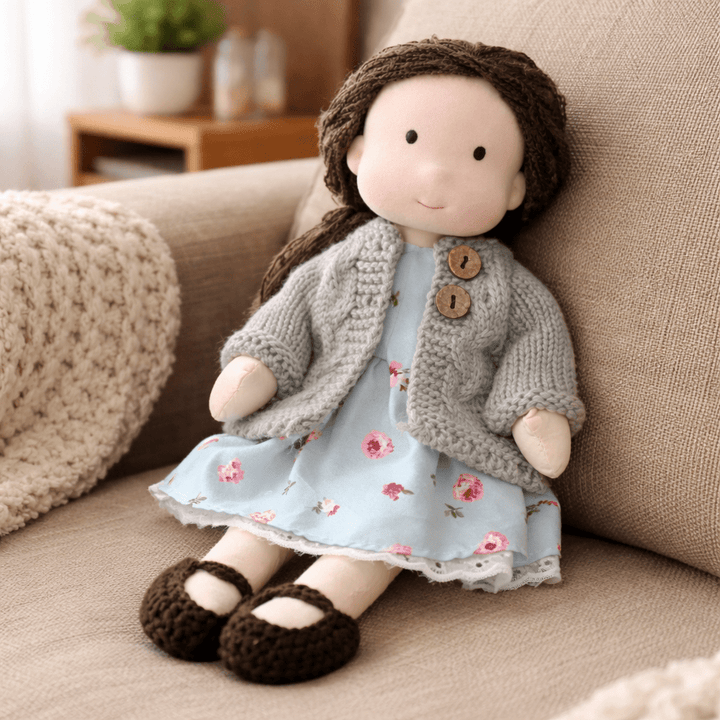 Muñeca de Tela con Gorro, Bufanda, Vestido y Cárdigan