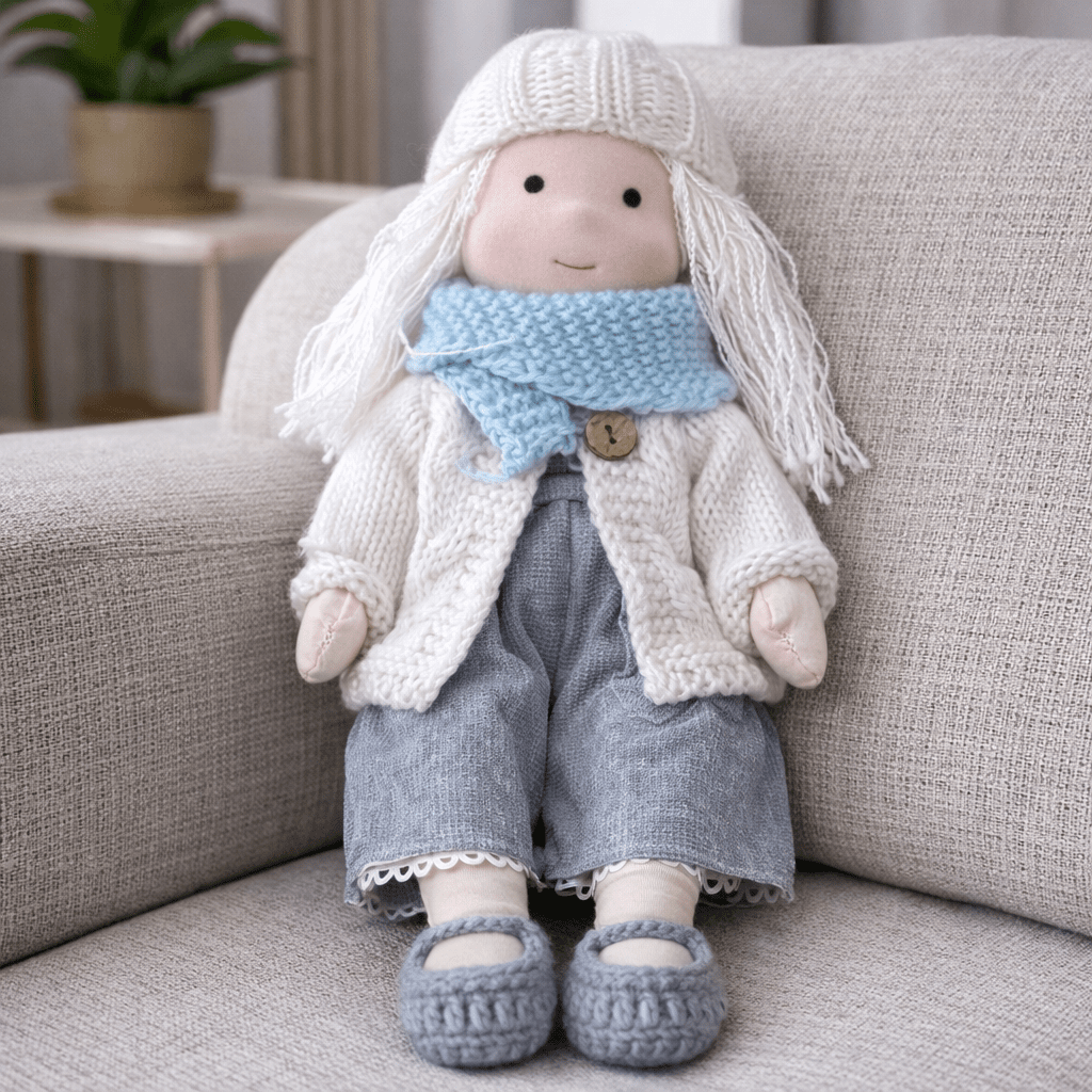 Muñeca de Tela con Gorro, Bufanda, Vestido y Cárdigan