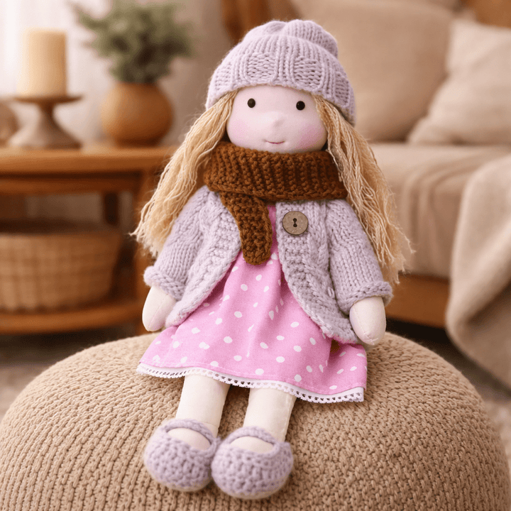 Muñeca de Tela con Gorro, Bufanda, Vestido y Cárdigan