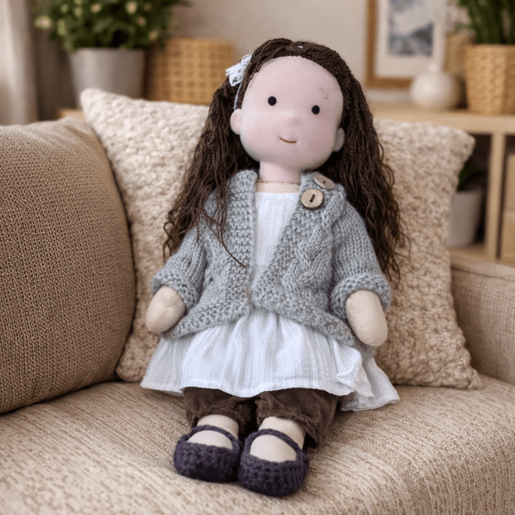 Muñeca de Tela con Gorro, Bufanda, Vestido y Cárdigan