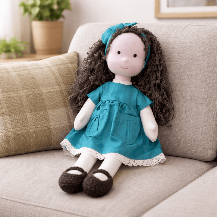 Muñeca de Tela con Gorro, Bufanda, Vestido y Cárdigan