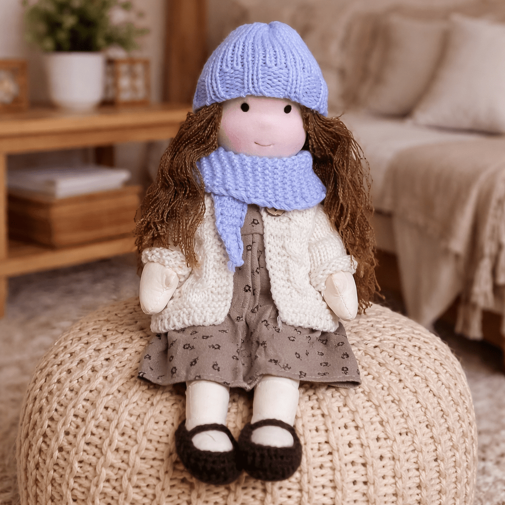 Muñeca de Tela con Gorro, Bufanda, Vestido y Cárdigan