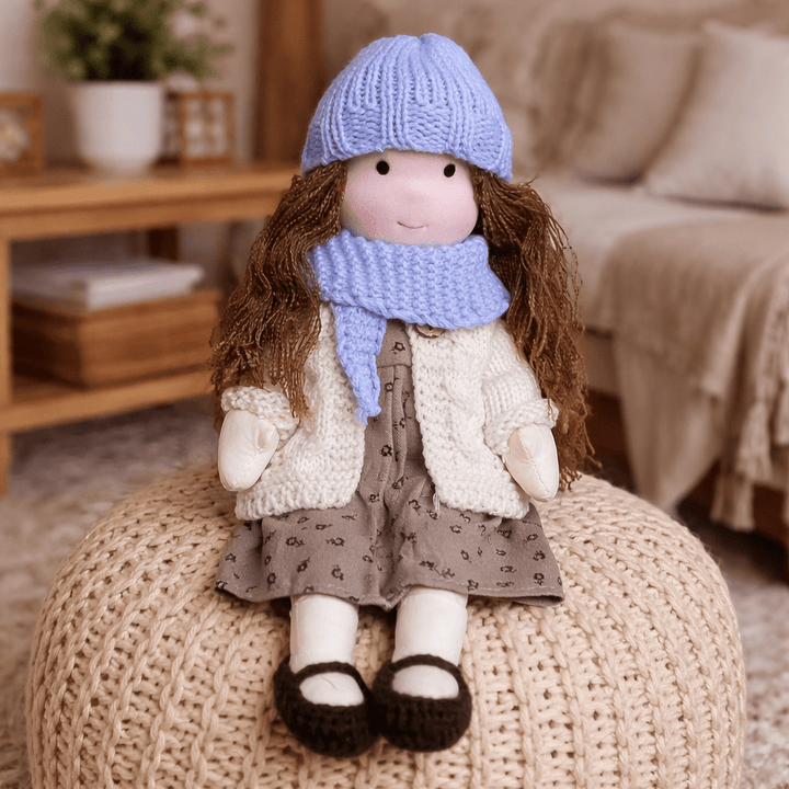 Muñeca de Tela con Gorro, Bufanda, Vestido y Cárdigan