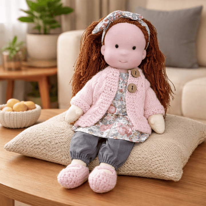 Muñeca de Tela con Gorro, Bufanda, Vestido y Cárdigan