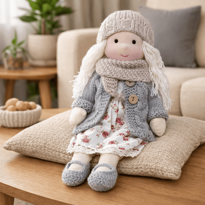 Muñeca de Tela con Gorro, Bufanda, Vestido y Cárdigan