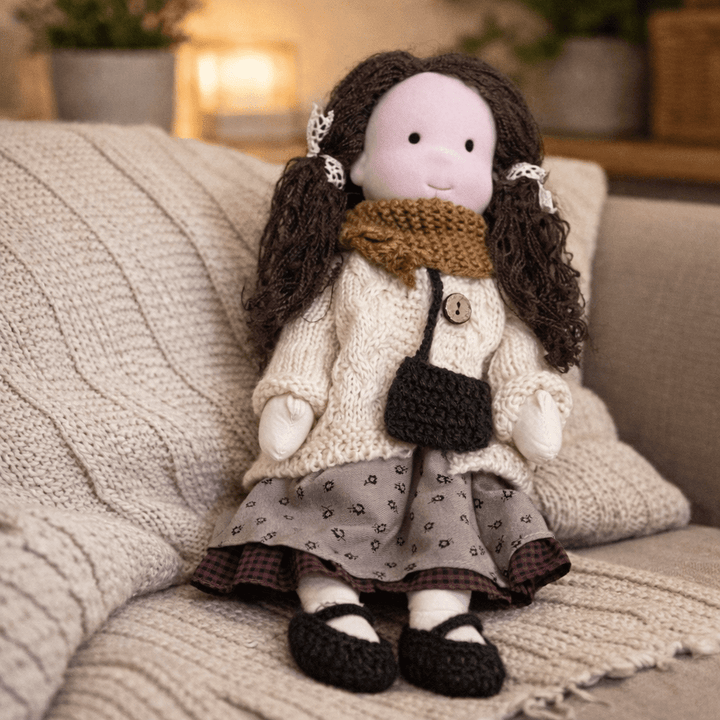 Muñeca de Tela con Gorro, Bufanda, Vestido y Cárdigan