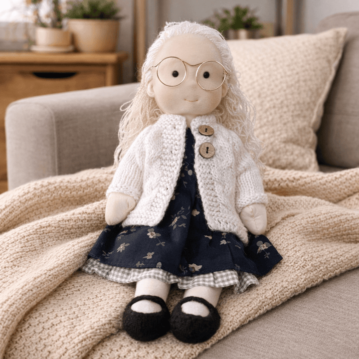 Muñeca de Tela con Gorro, Bufanda, Vestido y Cárdigan