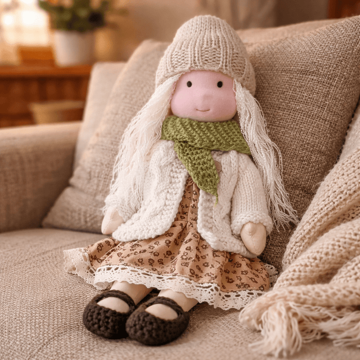Muñeca de Tela con Gorro, Bufanda, Vestido y Cárdigan