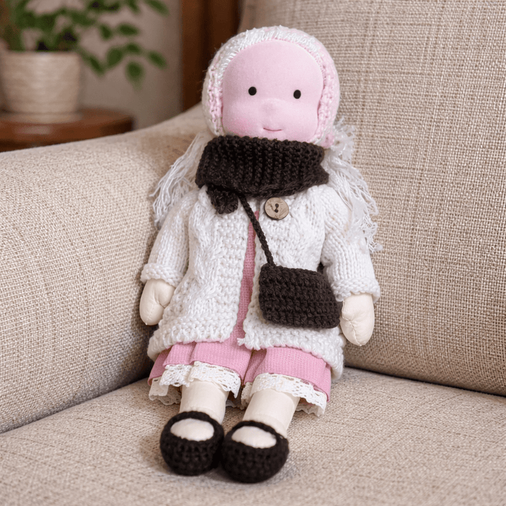 Muñeca de Tela con Gorro, Bufanda, Vestido y Cárdigan