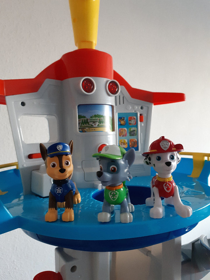 Torre de Rescate Infantil con Tobogán en Espiral y Pista para Vehículos