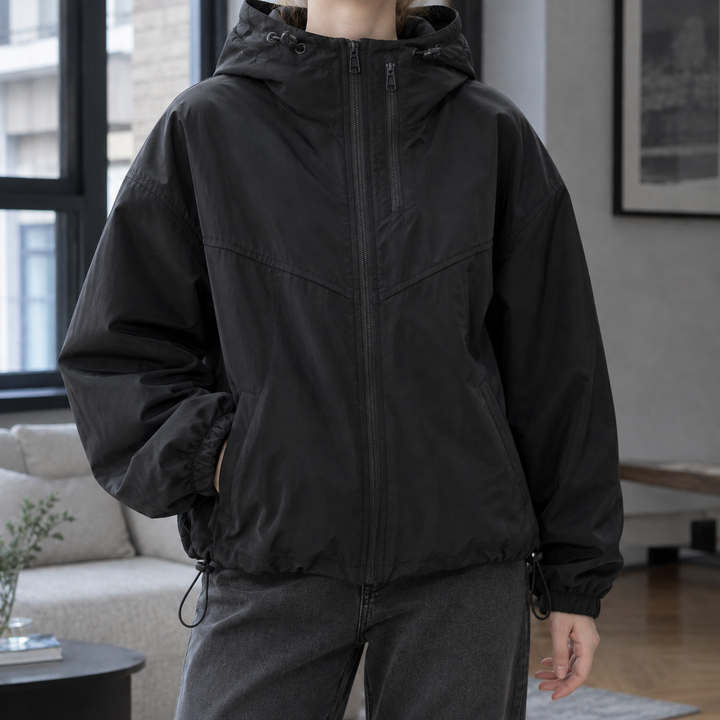 Chaqueta Corta con Capucha – Negro
