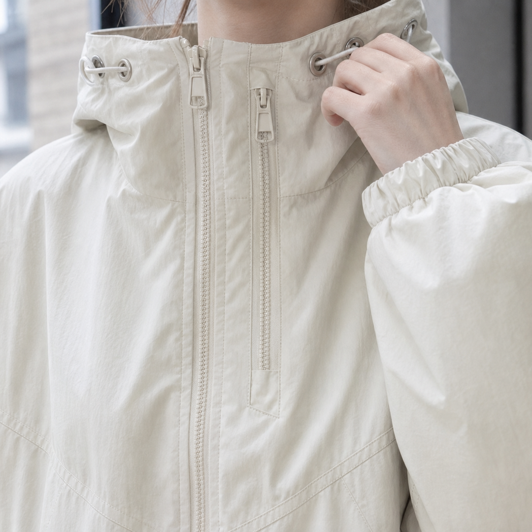 Chaqueta Corta con Capucha