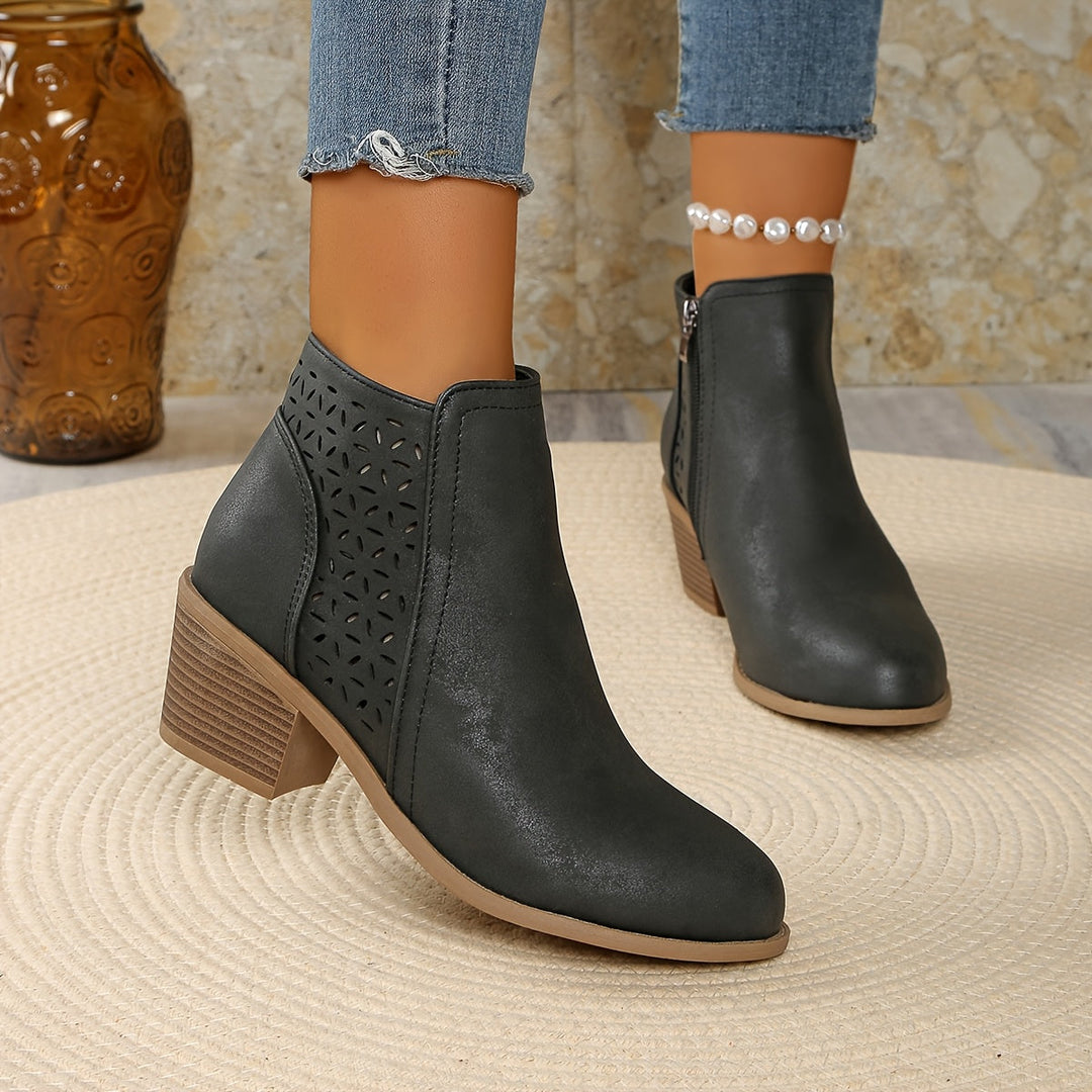 Botines con Detalles Calados