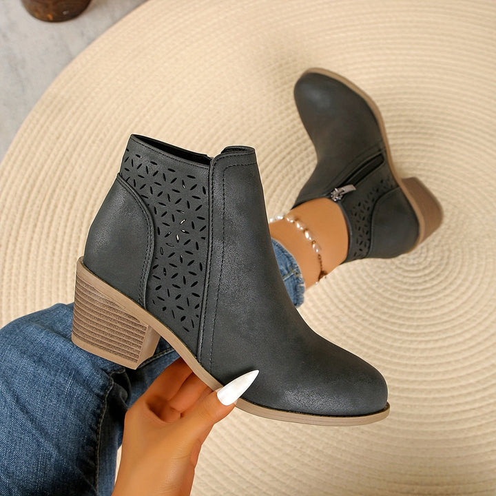 Botines con Detalles Calados