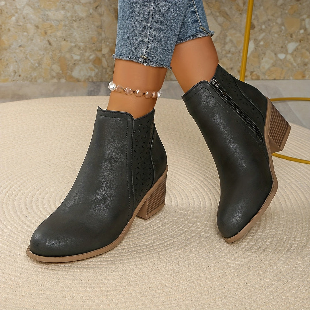 Botines con Detalles Calados
