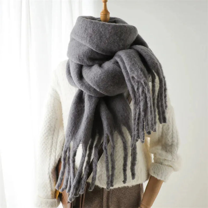 Bufanda Larga con Flecos – Gris Oscuro