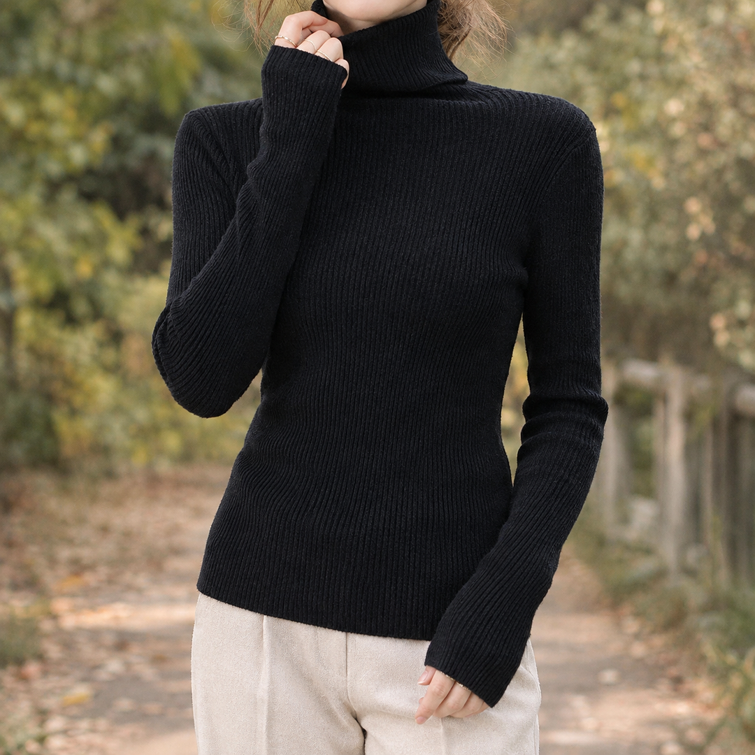 Jersey Ceñido de Cuello Alto – Negro