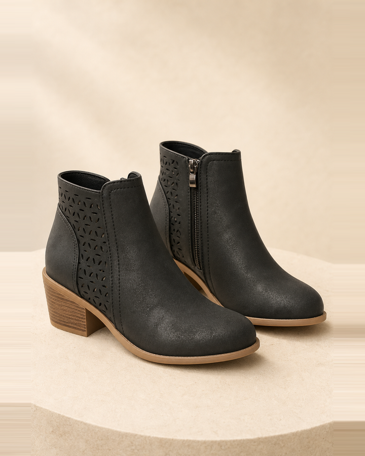 Botines con Detalles Calados