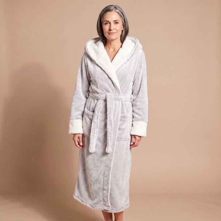 Bata Larga con Capucha – Gris Claro