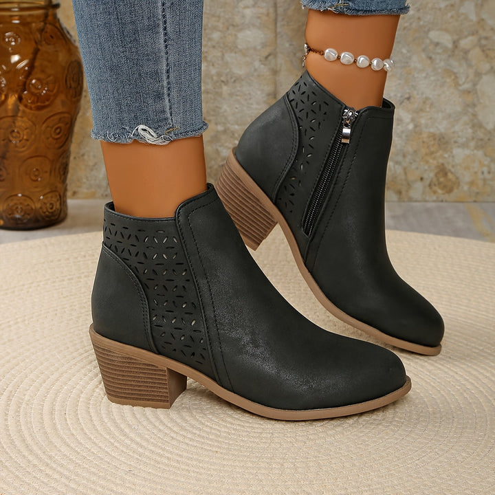 Botines con Detalles Calados
