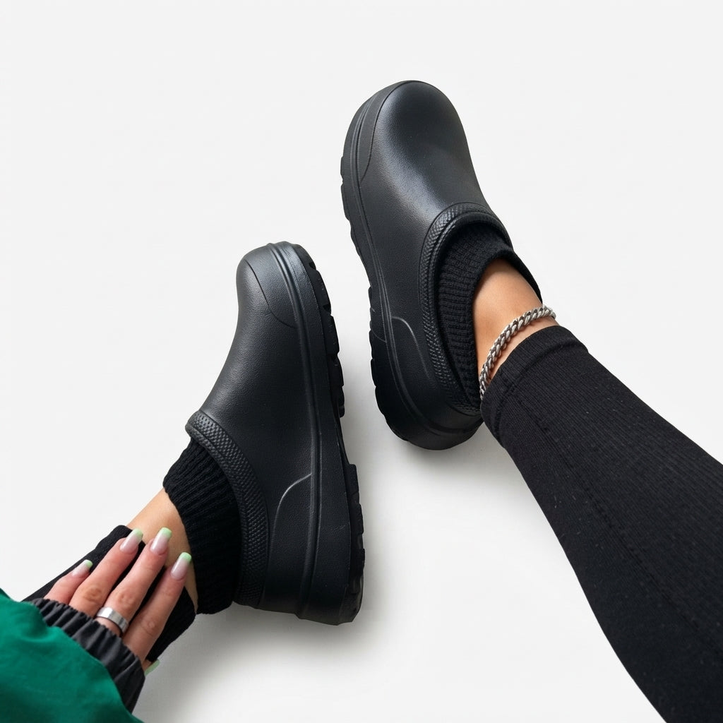 Zuecos con Suela Dentada – Negro
